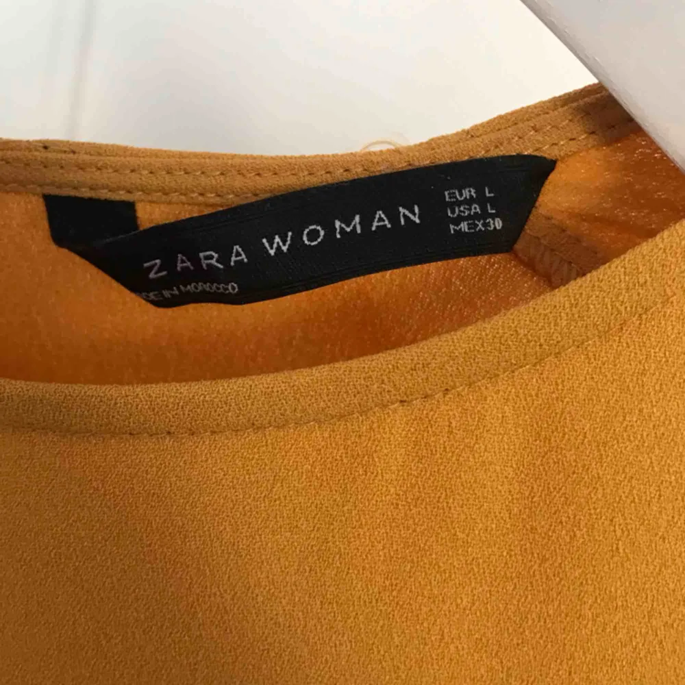 Jättefin senapsgul klänning från Zara i storlek L. Endast använd en gång. Köparen står för ev. frakt vid köp, annars går det bra att mötas upp i centrala Stockholm!. Klänningar.