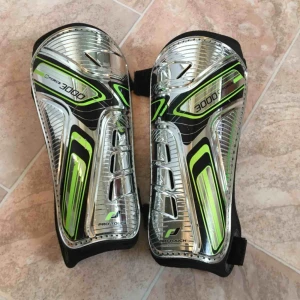  - Benskydd för fotbollsspelare. Storlek L. Köparen betalar frakten