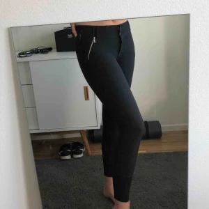  - Ridbyxor från CRW. Använda men helt rena och hela. Skickar med ett par svarta strumpor också. Skulle säga att de är lite mindre än en 38. Jag står för frakt!