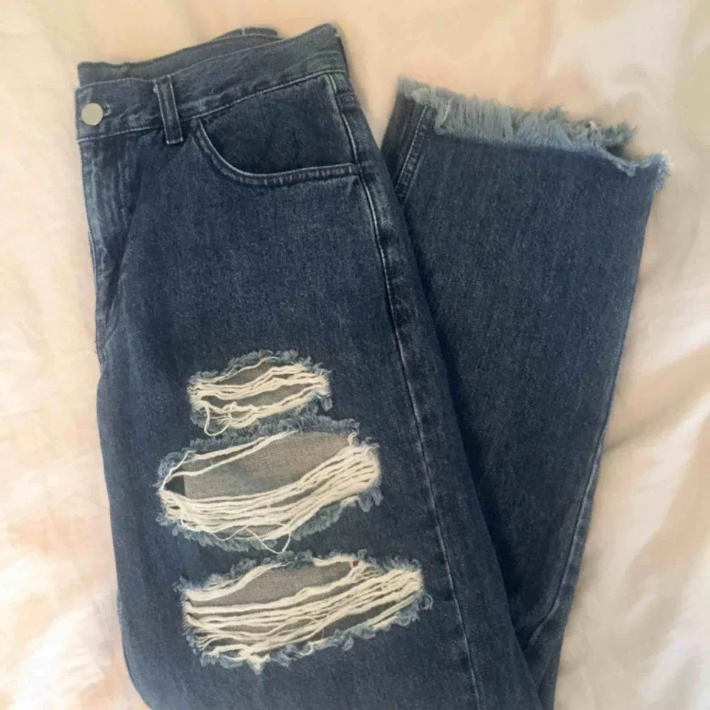 Marques Almeida X Topshop Jeans. Använda ett fåtal gånger så mycket bra skick, dock saknas taggen bak. Frakt tillkommer, kan också mötas upp i Gbg 🌸. Jeans & Byxor.