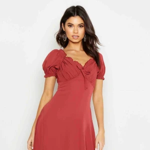  - ALLA TRE KLÄNNINGAR 150 och priset kan disskuteras!! Har fel storlek på alla det är därför iag vill sälja dem!!!! 