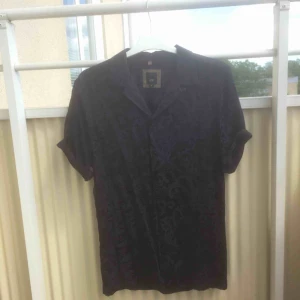  - Mörkblå skjorta i korta armar och sidenliknande material, faller fint, perfekt för sommarkvällar🌝 