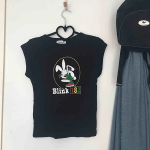  - Vintage T-shirt i storlek XS i 100% bomull. Super skön å söt 🌼🌼 60 kr inklusive frakt! 