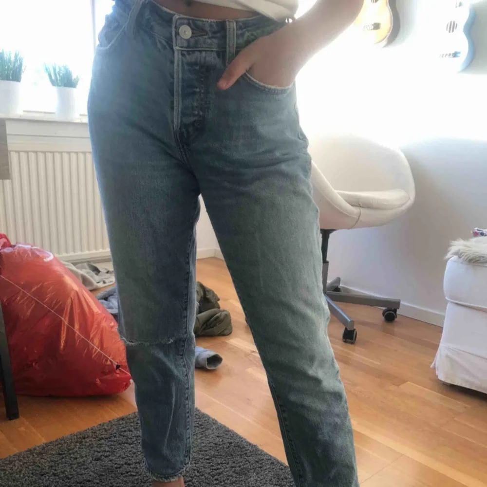 Ljusblåa jeans från H&M, med ett hål på ena knät. Byxans längd är ner till ungefär ankeln. Använda sparsamt:). Jeans & Byxor.
