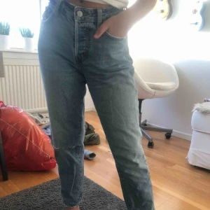 - Ljusblåa jeans från H&M, med ett hål på ena knät. Byxans längd är ner till ungefär ankeln. Använda sparsamt:)