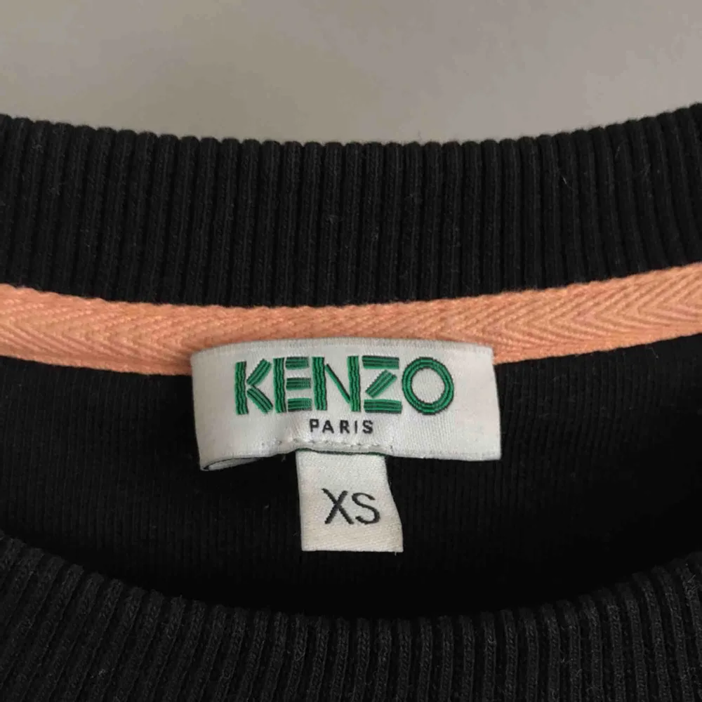 Äkta Kenzo tröja storlek xs. Sitter som vanligt. Köpte för 2000kr säljer för 899. Tröjor & Koftor.
