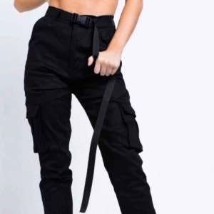  - Svarta cargo, helt oanvända endast testade prislapp sitter kvar.  Strl 42 men passar 38/40 också.  Passform inte så stretchiga men väldigt bekväma då dom är 100% bomull. Dom är ingen tight modell så dom ska sitta lite baggy/pösigt.