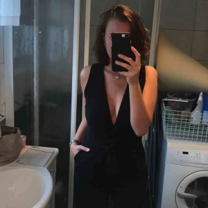  - En otroligt snygg byxdress köpt på HM förra året, använd ett fåtal gånger! Säljer pga den blivit för liten!   Köpte den för 499kr och säljer den för 250kr!   Har Swish och köparen står för frakt💞