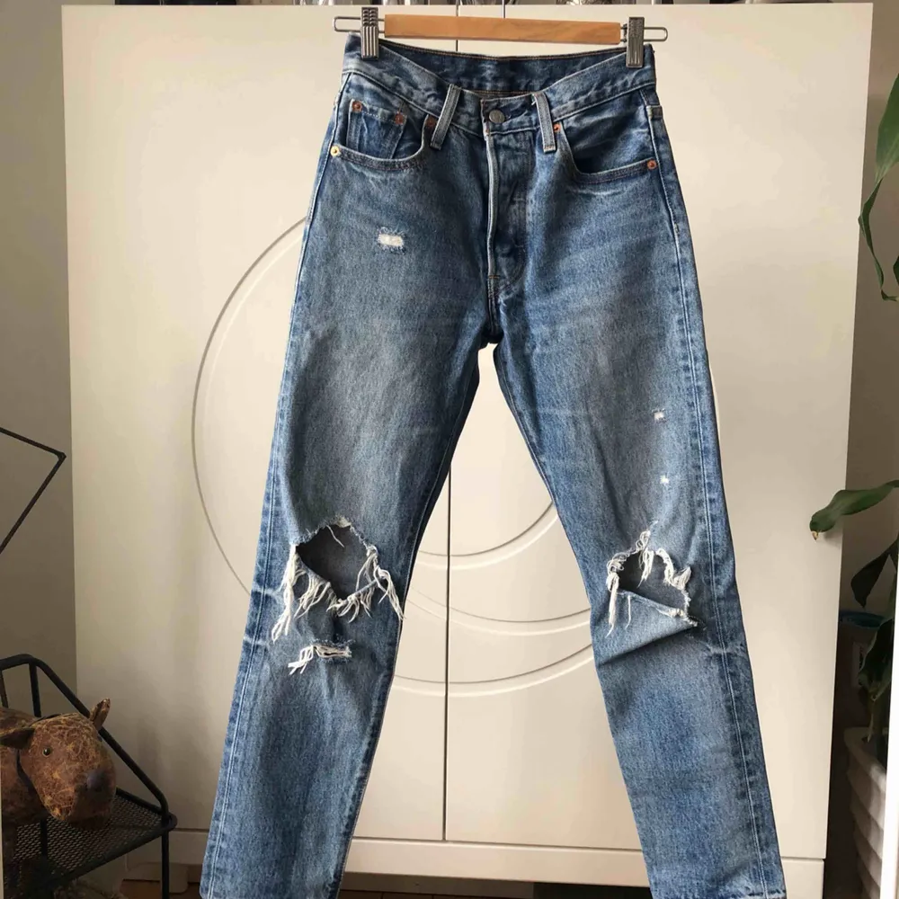 Slitna jeans från levi’s med hög midja 👖 använda fåtal gånger! Köpare står för frakt 🥰. Jeans & Byxor.