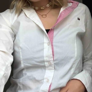  - Snygg skjorta med rosa detaljer från Tommy Hilfiger, sitter rätt så tajt om kroppen men formar sig snyggt. Hyfsat gott skick, köparen står för frakt💖
