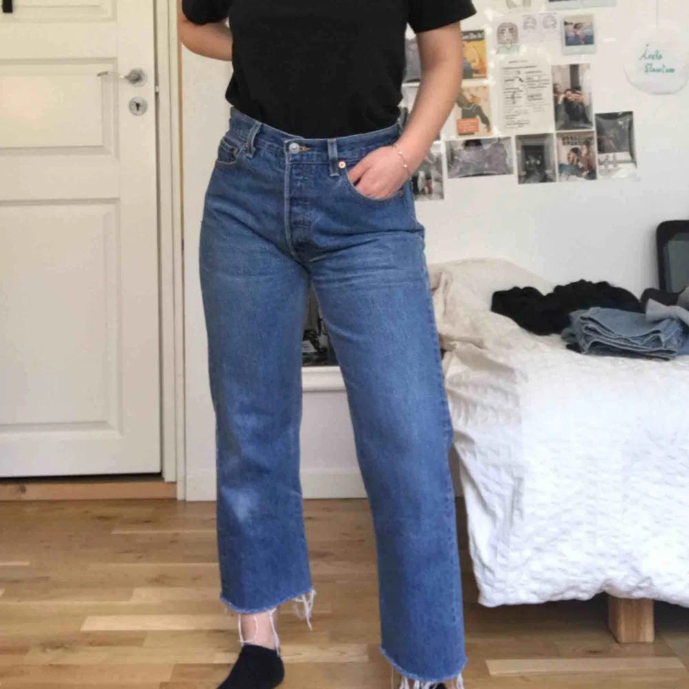 Ett par Levis jeans i modellen 501! Super fina men tyvärr för stora för mig så kommer ej till någon användning :( avklippta där nere! Är 160cm! Skriv för mer info! Frakt är 30kr. Jeans & Byxor.