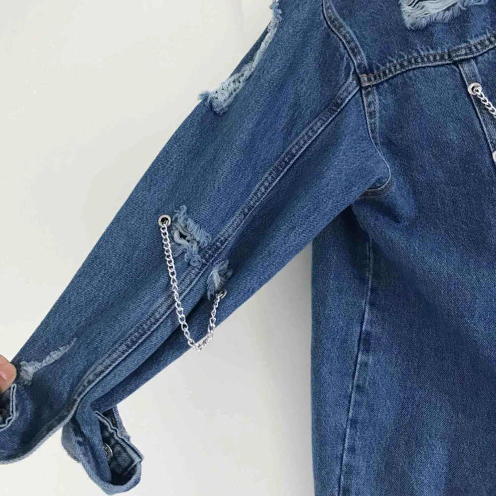 Säljer en oversized jeansjacka som nypris kostade 599kr (Från Chiquelle), använd endast 2 ggr💛 köparen står för frakten! PRISET GÅR ATT DISKUTERA!!!😁. Jackor.
