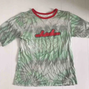  - Grön BACK T-shirt i grönt batikmönster. Bra skick använd 5-7 gånger. Den är väldigt skrynklig på bilden men strykt såklart innan eventuellt köp! Köparen står för frakt men möts upp i stockholm🥰