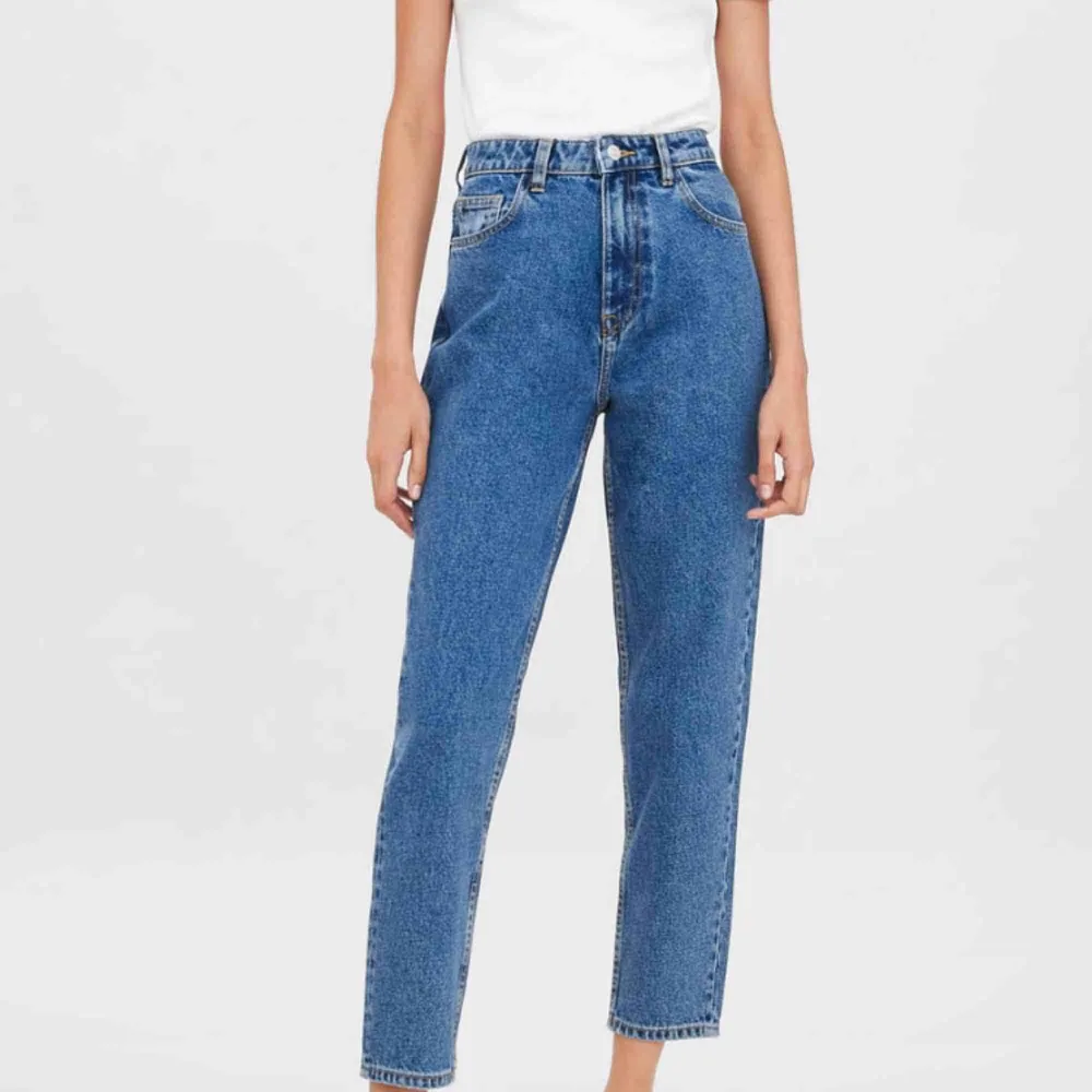 Mom jeans från zara!! Använder inte dessa längre därför säljer jag! Nypris är 350kr! . Jeans & Byxor.