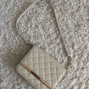  - Säljer denna supersöt väska ifrån glitter. Den är använd endast en kväll så den är i toppen kvalitét! Köparen står för frakten.😆😊