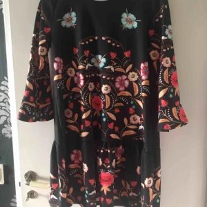  - Beautiful floral dress with peplum sleeves peplum on a skirt in perfect condition 🌿