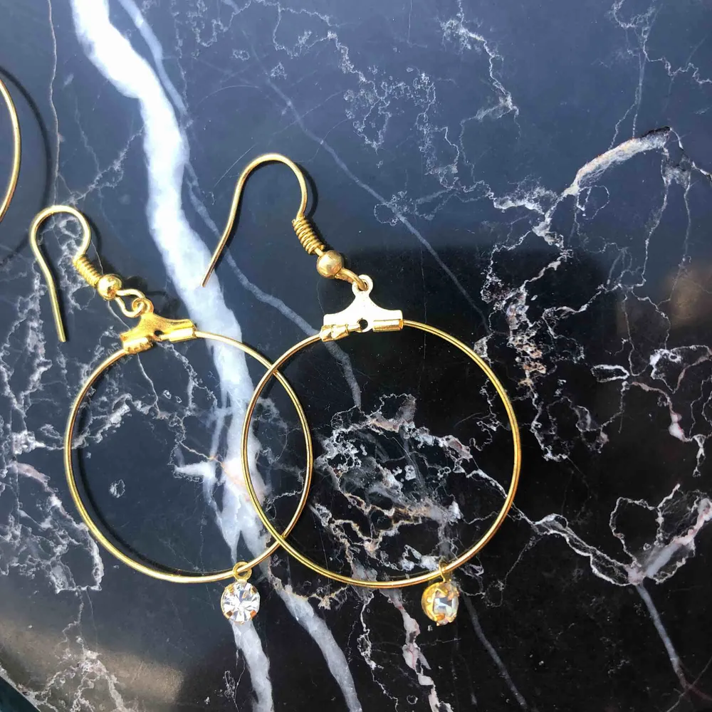Helt oanvända nya örhängen med äkta glaspärlor! 5 kr frakt 🌞. Accessoarer.