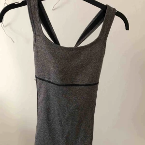  - Träningslinne med inbyggd sport-bh & banden där bak är korsade som snygg detalj! Linnet passar även mig som brukar ha S i vissa tröjor. Kan mötas upp i Linköping(östergötland) annars står köparen för frakten. 💕