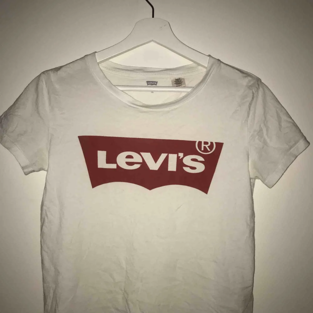 Levi’s t shirt strl XS Superfin att ha nu i sommar! Köpt i en Levi’s butik för ca 1 år sedan. T-shirts.