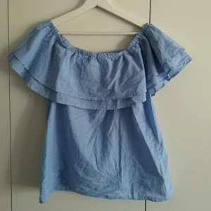  - Superfin ljusblå Off-shoulder topp från gina 🌻 i priset ingår frakt! 