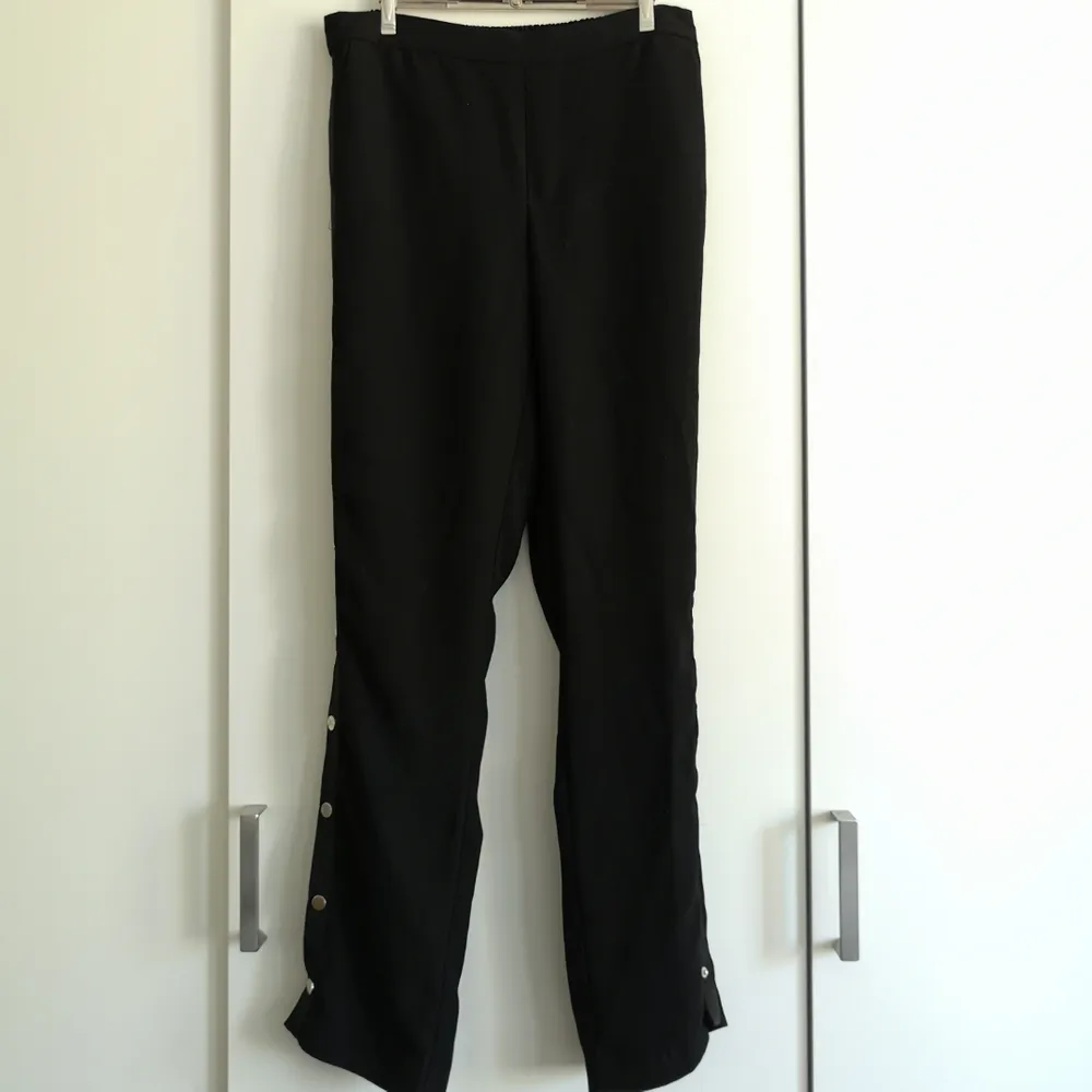 Snygga svarta byxor med knappar längs sidorna! I priset ingår frakt 😊🌻. Jeans & Byxor.