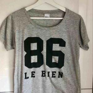  - Grå t-shirt med svart tryck i fint skick. 30 kr + frakt. 