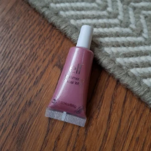  - Flytande facial whip från elf, används som Highlight/shimmer/rouge osv (alltså till hela ansiktet). Oanvänd! Frakt betalas av köparen eller så kan vi träffas vid centralen eller täby 