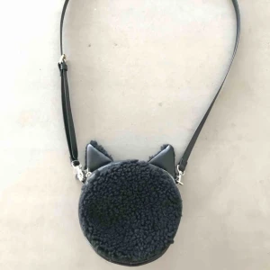  - oanvänd väska från monki i fint skick ! kan mötas upp i göteborg eller så står köparen för frakten. 