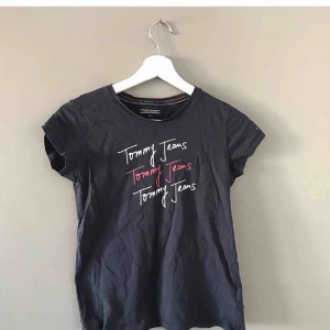  - Blå Tommy hilfiger t-shirt. Storlek 152 men skulle säga att den passar en XS. Köptes på kidsbrandstore för 299kr. Frakt 36kr