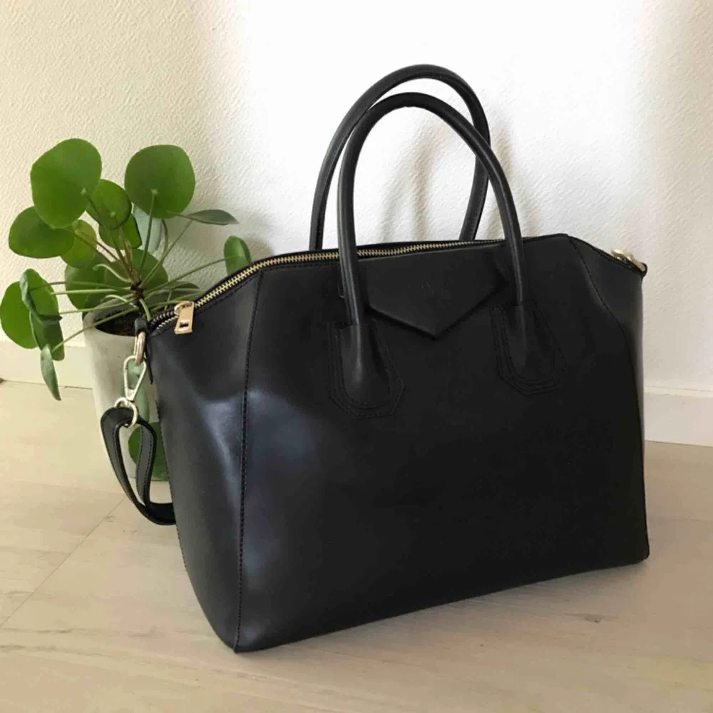 Snyggaste väskan från Chiquelle! Nypris 1499:- modellen heter ”luxury leather bag”, vilket är en kopia av Givenchys antigona. Innerdragkedjan är trasig annars i superskick! Det står i väskan att den är äkta läder men tror inte att den är det. Frakt 59:-. Accessoarer.