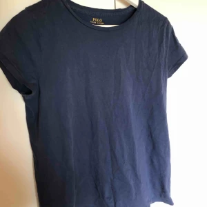  - Fin och skön t-shirt från Ralph Lauren. Storlek M. Använd typ 3-4 gånger