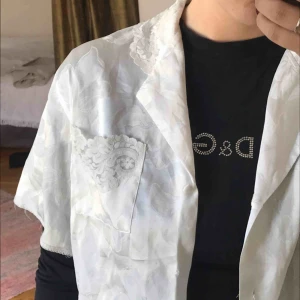  - Kortarmad skjorta i silkesliknande material 🌹Fin att ha med tröja under eller som den är 🌹