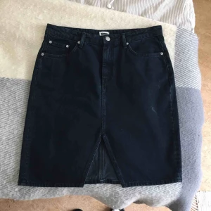 - Denimkjol i marinblått från Weekday. Midi-längd som går strax ovanför knäna. Fint skick och sparsamt använd!