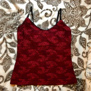  - Rött mönstrat linne som sitter så snyggt på! Felfritt skick!