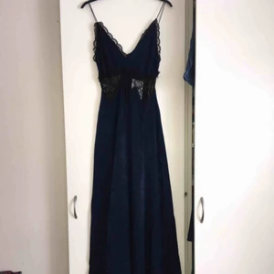  - Supersnygg marinblå balklänning som tyvärr var för liten för mig. Helt oanvänd med prislappen kvar. Köpt för 870kr. Frakt ingår i priset. 