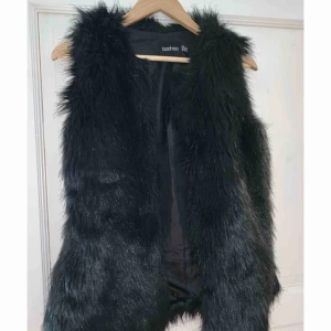  - Svart pälsväst i strl 36 men är lite mindre i storleken så skulle säga att den är strl 34! Aldrig använd. Bara testad och säljs pga av att jag råkade köpa två exakt likadana!  Hämtas i Gävle eller fraktas, fraktkostnad tillkommer🌸