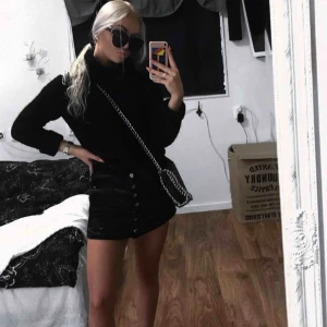  - Fin jeanskjol med knappar i fram! Säljs pga för liten  Hämtas i Gävle eller fraktas, fraktkostnad tillkommer🌸