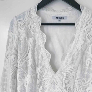  - Figurnära topp i spets! Sann i storlek och trumpetärmar