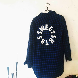 Blå rutig skjorta Sweet - Fin blårutig skjorta med tryck på baksidan från Sweet Sktbs. Använd en gång. Frakt tillkommer 🌹