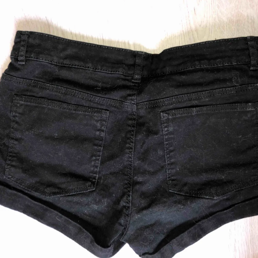 Ett par svarta sköna shorts + frakt. Shorts.