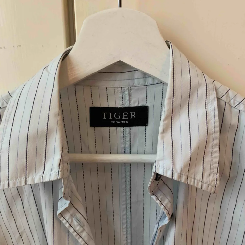 Tiger of Sweden skjorta, storlek M men passar mig som vanligtvis har XS/S . Skjortor.