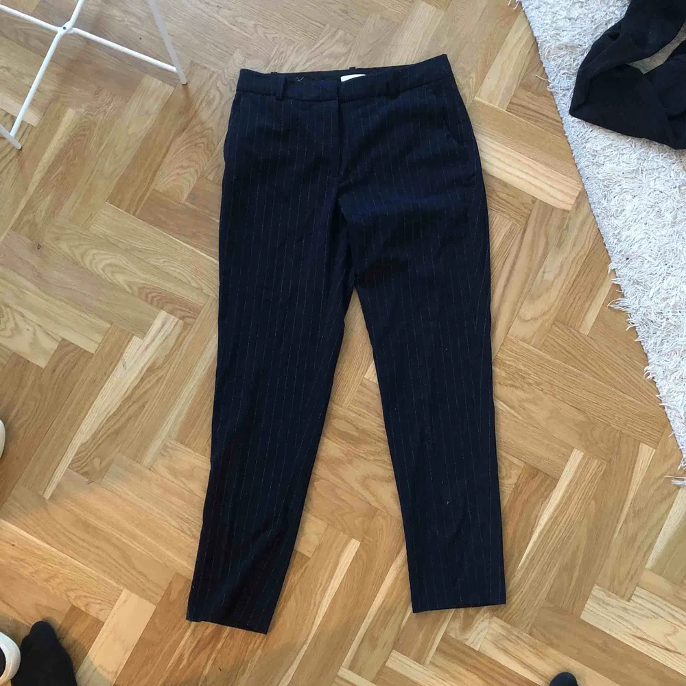 Blå ”kostymbyxor” från H&M. Har silvriga små ränder i tyget. Inköpta i somras och använda 3 gånger så i bra skick. Frakt ingår i priset 😋. Jeans & Byxor.