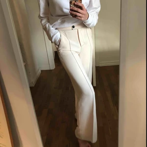  - As snygga beiga byxor från Mango! Endast använda en gång faktiskt! En liten fläck vid ena baksidalår men inte synlig. Frakt står du för om det behövs👍🏼