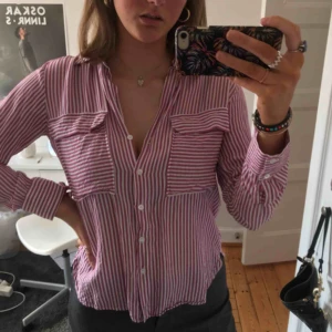  - Säljer denna eleganta skjorta från Zara. Den är endast använd ett fåtal gånger! Superskönt material! Visar på andra bilden hur jag hade stylat den;)
