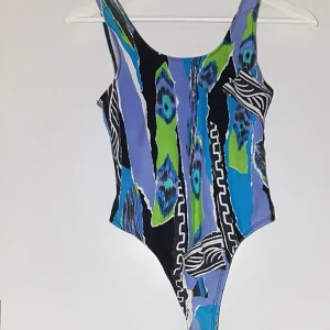  - Skitsnygg body köpt här på plick, men kom aldrig till användning för mig. 