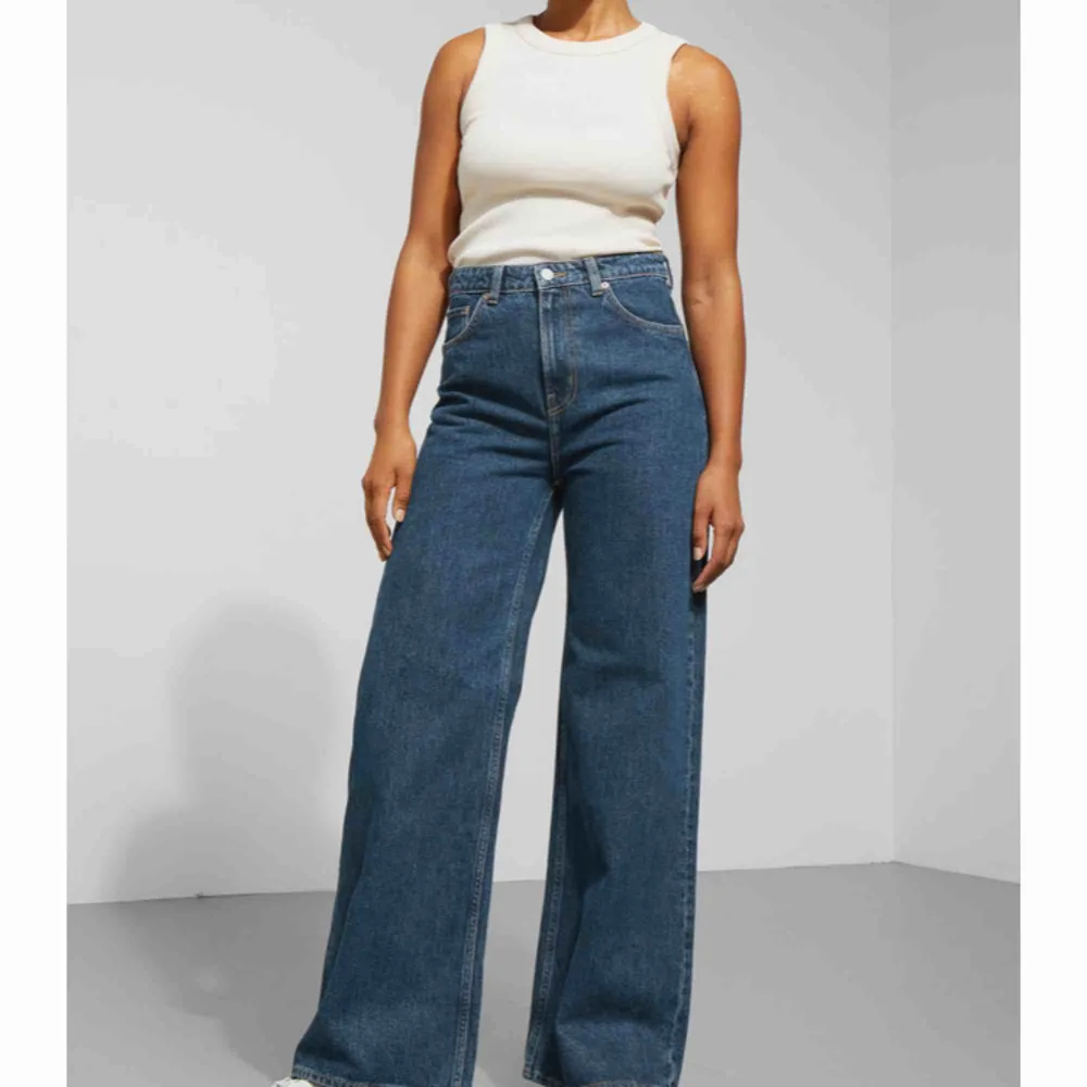 Säljer dessa URsnygga och trendiga jeans från Weekday! Sprillans nya, aldrig använt dem då dem var förstöra för mig när jag fick hem dem så alltså nyskick. Kan mötas upp annars betalar köparen frakten(;. Jeans & Byxor.