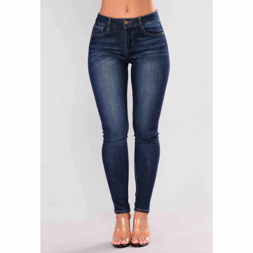 ”Loving The Crew Skinny Jeans” från Fashion Nova. Helt nya, endas provade. Storlek 1, vilket jag tror motsvarar xs. Köparen står för frakten.. Jeans & Byxor.