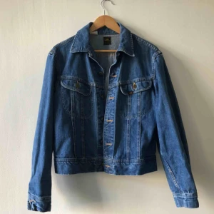  - Äldre jeansjacka från Lee. kan hämtas i Uppsala eller skickas mot fraktkostnad 