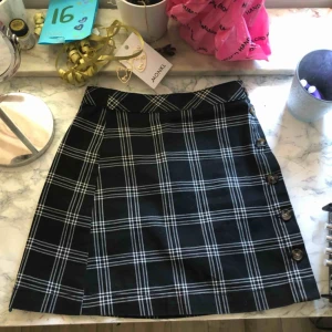  - Säljer en kjol Ifrån h&m pga av att den endast har kommit till användning 1 gång, frakt tillkommer på 49kr, hojta till om du är intresserad💓💓