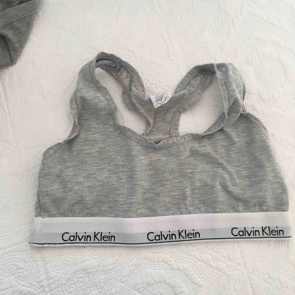 Calvin Klein topp vit och grått har svart också  XL str men passar L och M  80 kr st !! . Toppar.